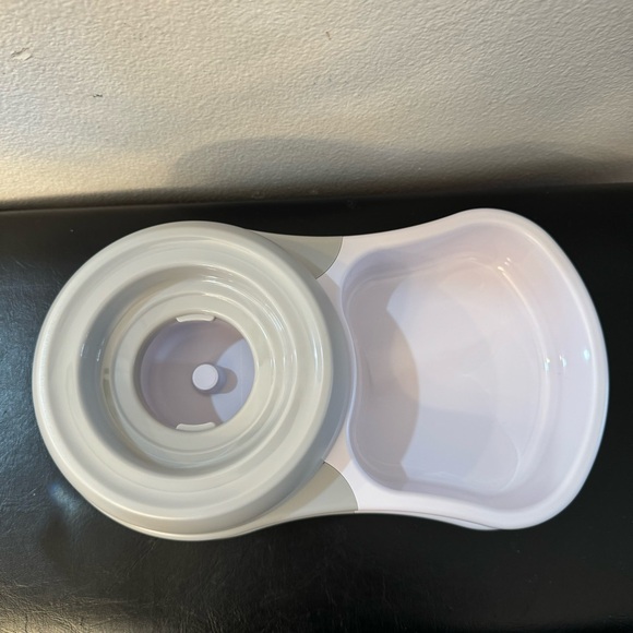 New. Automatic Pet/ Dog Water Bowl Dispenser 1.58 Gallon (6 L) – BPA-Free. Grey. - Picture 11 of 15